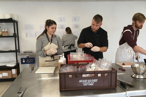 Les rations sont entièrement élaborées à base de produits frais dans l'atelier de Priminstinct, à La Magdelaine-sur-Tarn (31). 