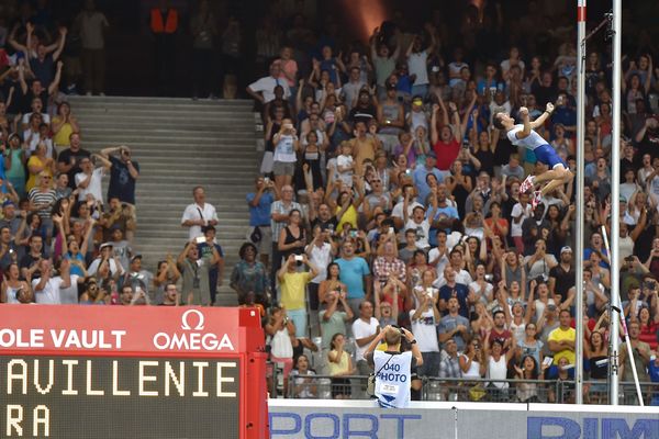 Renaud Lavillenie a franchi la barre des 5,93m au meeting de Paris, samedi.