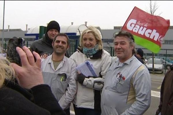 Marine Le Pen aux portières de l'usine PSA de Sochaux - le 22 janvier 2013