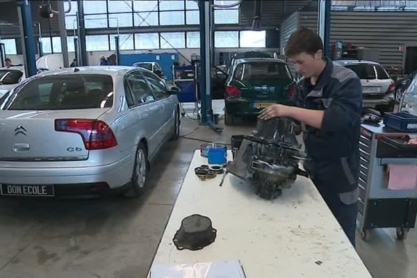 Un jeune apprenti en pleine épreuve de maintenance automobile, jeudi 4 avril 2019. 