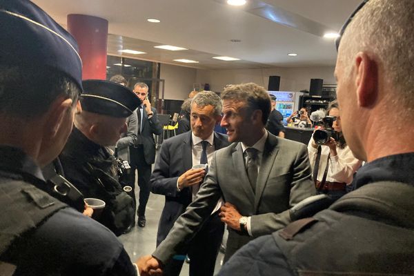 Le Président de la république en visite dans une caserne à Paris, il est venu rencontrer des policiers, des CRS, des gendarmes et des pompiers.