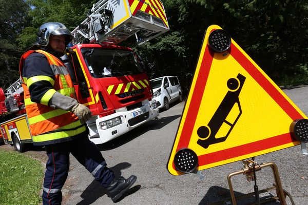 Après un accident, la route départementale n°16 est barrée. (Image d'illustration)