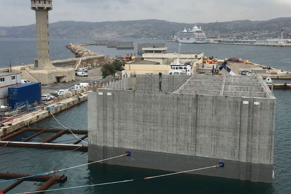 L'un des 18 caissons qui servira à agrandir la principauté de Monaco. Ici sur le port de Marseille.