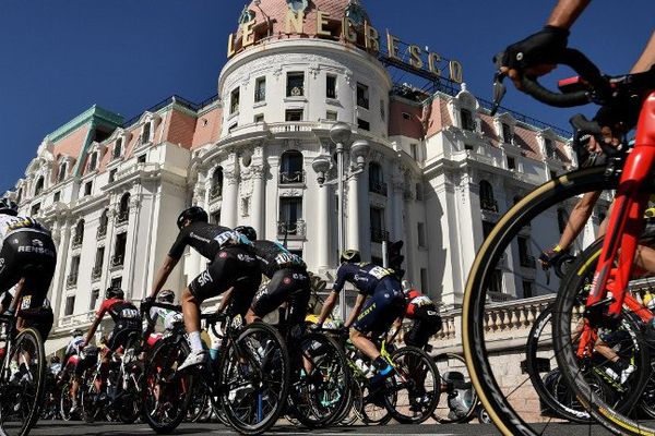 Les coureurs devant le Negresco ce samedi.