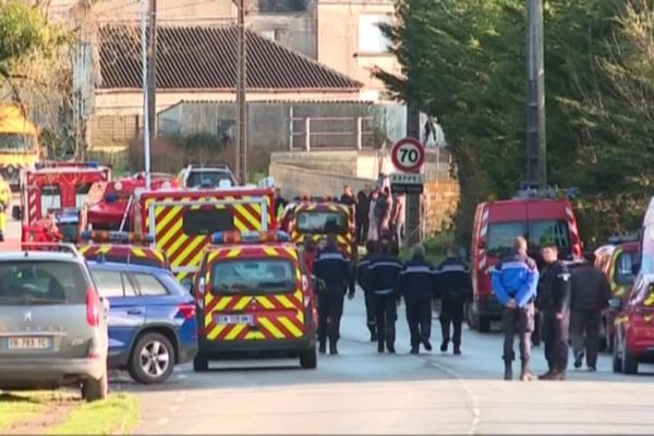 Les pompiers ont été mobilisés en nombre pour porter secours à une famille dont le véhicule est tombé dans l'eau, à Lampaul-Guimiliau