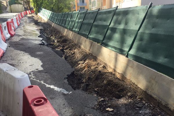 Le mur menace de tomber sur les maisons.