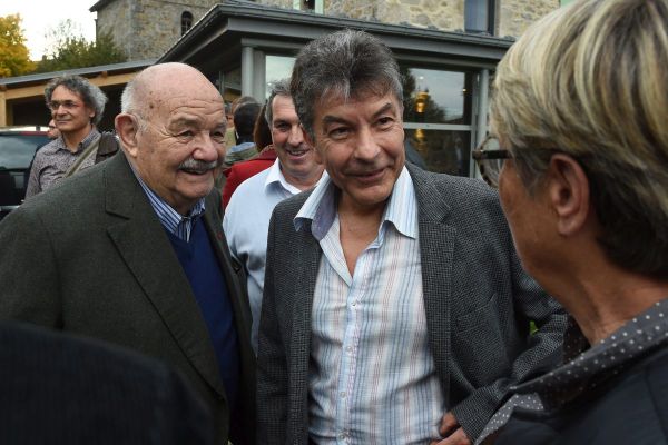 Après la disparition de Pierre Troisgros (à gauche), Régis Marcon garde surtout le souvenir d'un homme "très chaleureux". Sur cette photo, prise en 2015, les deux hommes s'étaient retrouvés à Saint-Bonnet-le-Froid en Haute-Loire.