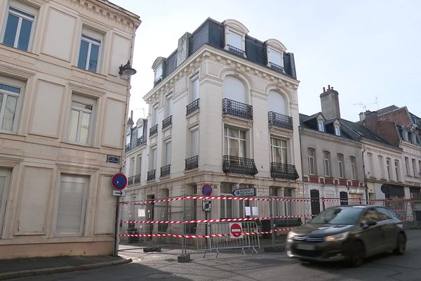 Début février, une excavation s'est formée dans un immeuble du centre-ville de Saint-Quentin dans l'Aisne.