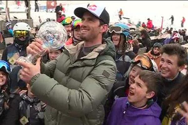 Pierre Vaultier au milieu de ses fans à Serre Chevalier