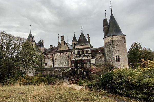 Le château de La Rochepot en octobre 2023