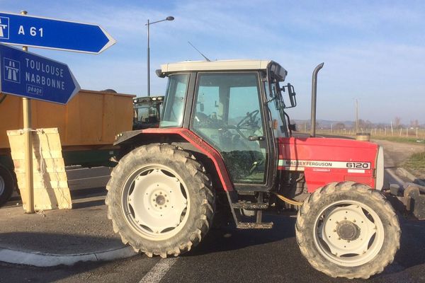 Depuis 9h, l'autoroute A 61 est fermée dans les deux sens entre Castelnaudary et Bram. Les agriculteurs obligent les automobilistes à passer par La Piège, secteur oublié, selon eux, de la carte des zones défavorisées.