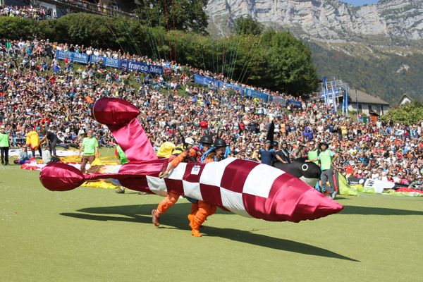 Les Dupondt s'apprêtent à décoller de Saint-Hilaire du Touvet, lors de l'Icarnaval 2017...