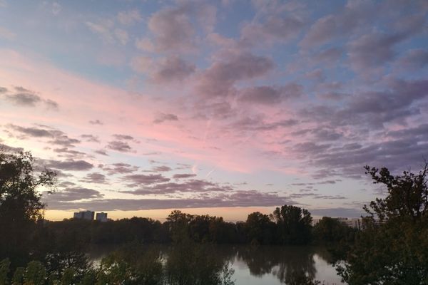 Lever de soleil en bords de Loire à Nantes, le 26 octobre 2022