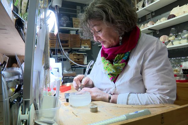 Jocelyne Rocher Jublanc travaille la nacre dans son atelier-boutique d'Audierne