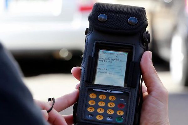 Cet ordinateur de poche doté d'un boitier à écran tactile et d'un stylet remplace désormais le carnet à souche de la Police municipale.