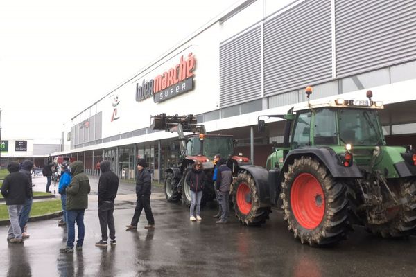 Les agriculteurs continuent à faire pression, ce mercredi 14 février devant l'Intermarché de Liffré (35)