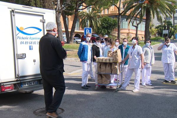 Pascal Valladon apporte des repas au personnel médical de l'hôpital Cimiez de Nice.
