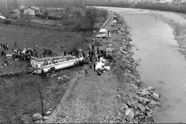 2 Avril 1975. - Accident dans la descente de Laffrey à Vizille en Isère d' un car de pèlerins du Loiret qui s'est écrase sur la berge de la Romanche.