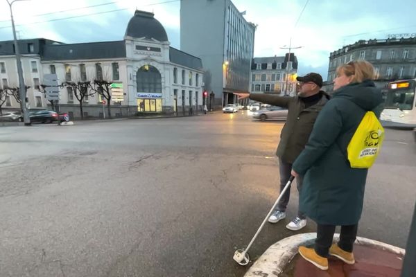 Le réalisateur du Tour de France 2023 effectue ses repérages place Jourdan, à Limoges, qui accueillera l'arrivée de la 8e étape.