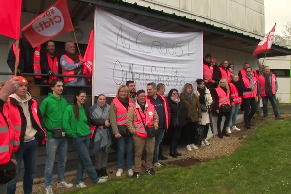 Les personnels du CROUS Amiens-Picardie sont mobilisés devant la résidence étudiante Le Bailly pour dénoncer leurs conditions de travail.