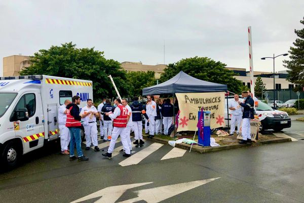 Manifestation des ambulanciers devant le CHU d'Angers pour une revalorisation de leur profession