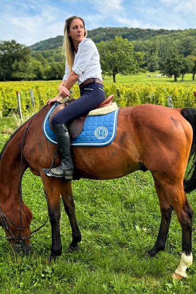 Les nouvelles offres oenotouristiques proposent la découverte du vignoble à cheval. Ici en compagnie de Charline Michel.