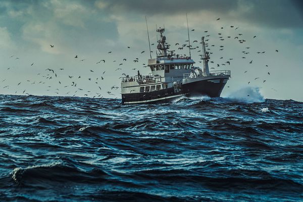 Un bateau de pêche dans une forte houle