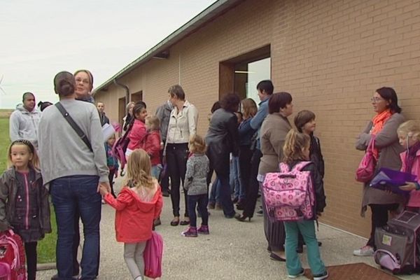 Enfants et parents à l'entrée de l'école de Saint-Germainmont ce lundi 25 août 2014.