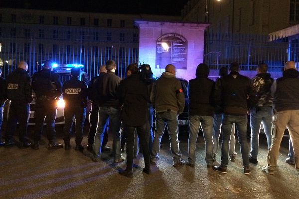 Policiers en uniforme et en civil rassemblés hier soir devant l'hôtel de police à Angoulême.