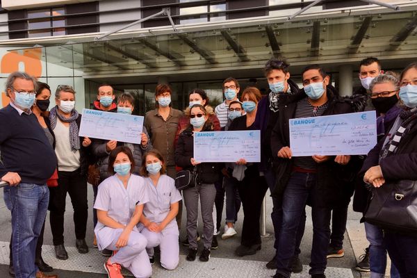 la remise des chèques par les personnels de l'hôpital du Confluent à 3 associations venant en aide aux personnes à la rue.