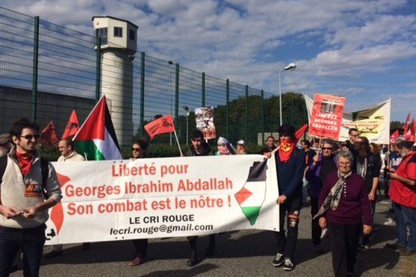 Comme chaque année, les soutiens de Georges Ibrahim Abdallah manifestent devant la centrale de Lannemezan. 