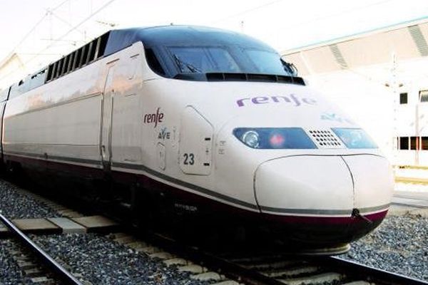 C'est un AVE de la RENFE qui effectue la liaison Toulouse-Barcelone