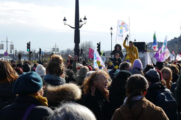 Des milliers de manifestants sur les quais de Bordeaux.