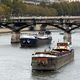 Des bateaux de transports de marchandises sur la Seine.