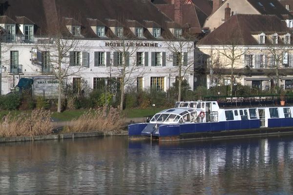 L'hôtel Le Maxime est situé quai de la Marine, sur les bords de l’Yonne, à Auxerre. 