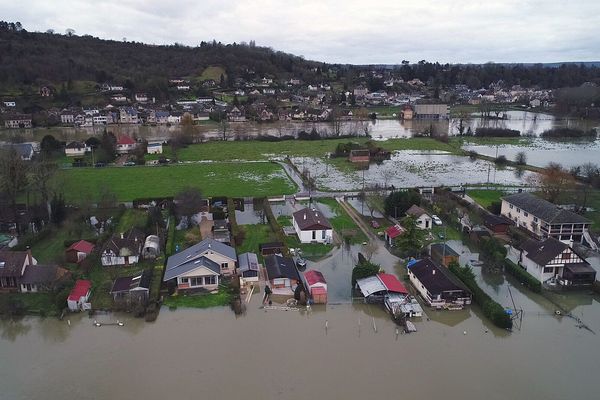 Une partie des Andelys dans l'Eure est inondée.