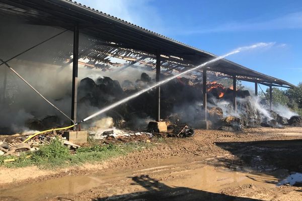 Extinction du feu dans un hangar agricole