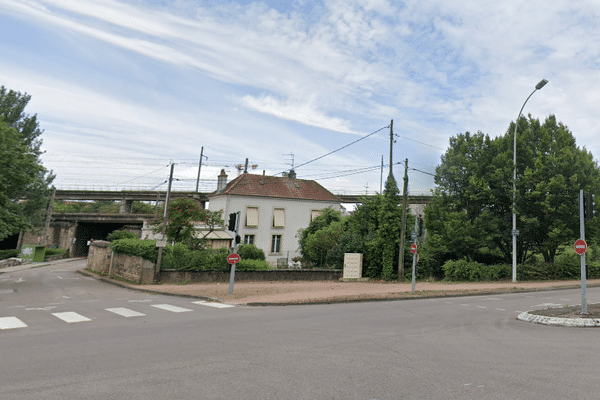 Le croisement entre la rue d'Alger et le boulevard du Castel à Dijon (Côte-d'Or), dans le secteur où les actes de vandalisme ont eu lieu.