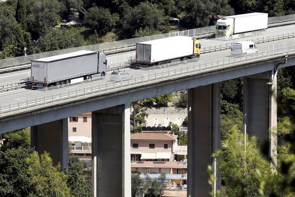Camions circulant sur l'autoroute A8, Menton,(Alpes-Maritimes), 28 août 2018.