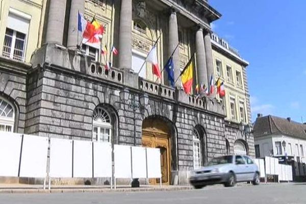 Au pied de l'hôtel de ville de Condé-sur-l'Escaut, les panneaux sont pour le moment sans affiche électorale