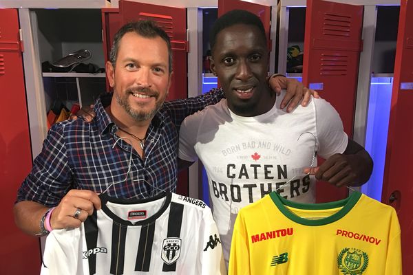 Le footballeur professionnel d'Issa Cissokho au côté d'Anthony Brulez ( France 3 Pays de la Loire) pour le premier numéro d' "Une semaine en ballon" 