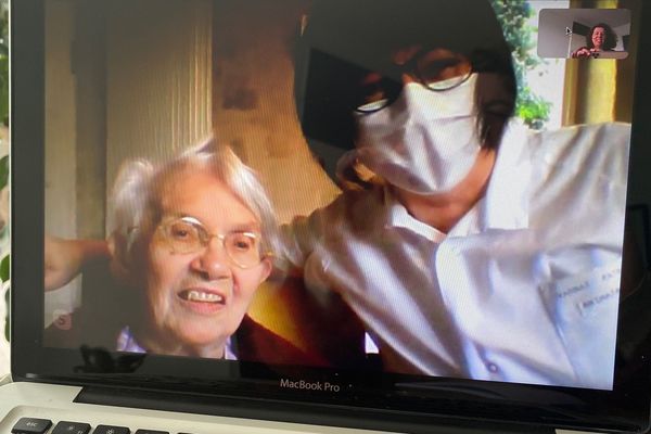 Odette, 88 ans, en compagnie de Patricia Varnat est ravie de pouvoir communiquer par Skype