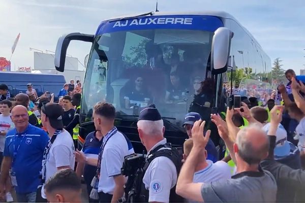 Le bus de l'AJA acclamé par les supporters en arrivant à l'Abbé-Deschamps.