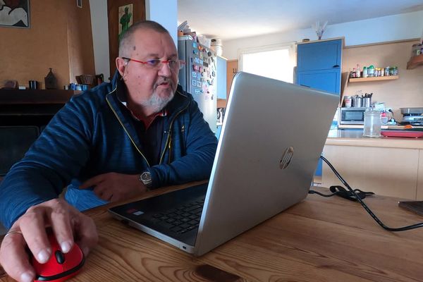 "On était persuadés qu'on cotisait suffisamment, mais c'était une belle arnaque", estime Yves Coussement, 62 ans, qui a été "jeune volontaire" puis "tuciste" avec des responsabilités d'encadrement dans des centres de vacances et des classes de neige.