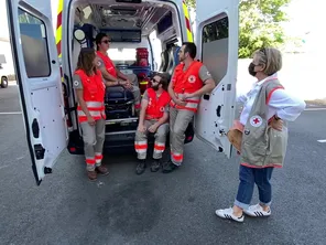 Lucille,Mathis, Alexis et Paul, 4 des bénévoles tourangeaux de la Croix-Rouge, ne sont pas prêts d'oublier leur mission aux JO de Paris...