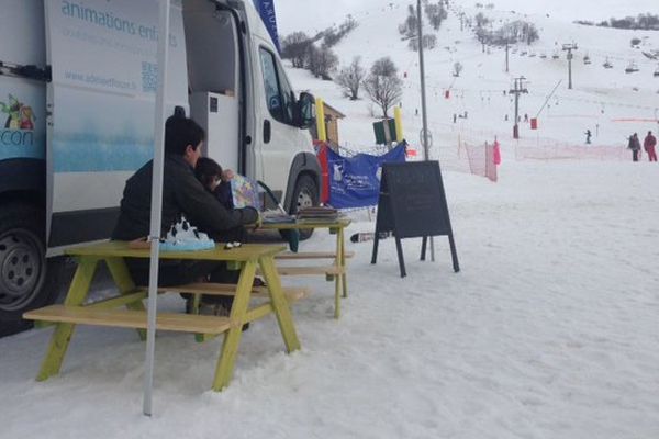 Sur le front de neige à Albiez-Montrond (Savoie), les tables de lecture