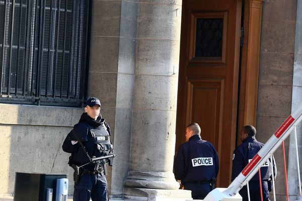 Entrée du 36 quai des Orfèvres, le siège de la police parisienne (Illustaration) 