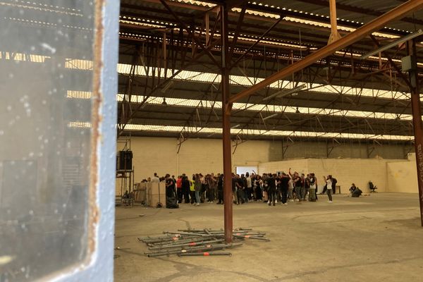En fin de matinée de ce dimanche, plusieurs dizaines de participants dansaient encore dans le hangar désaffecté