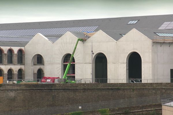 Avec près de 2700 m2 et 10 mètres de hauteur sous plafon, le nouveau bâtiment a été dimensionné pour héberger les créations souvent monumentales des artistes du Fourneau, mais aussi pour accueillir du public, jusqu'à 600 personnes.