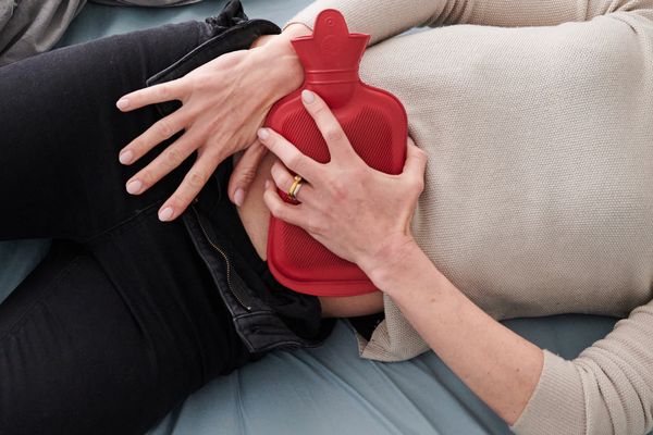 L'université Bordeaux-Montaigne et Sciences Po mettent en place des congés menstruels pour les étudiantes qui souffrent de règles douloureuses.